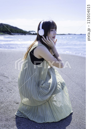 海で音楽を聴く女性 海で音楽を聴く女性 115014015