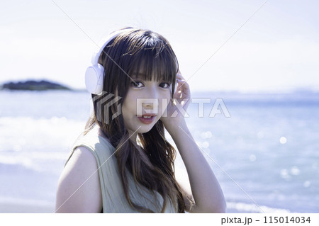 海で音楽を聴く女性 海で音楽を聴く女性 115014034