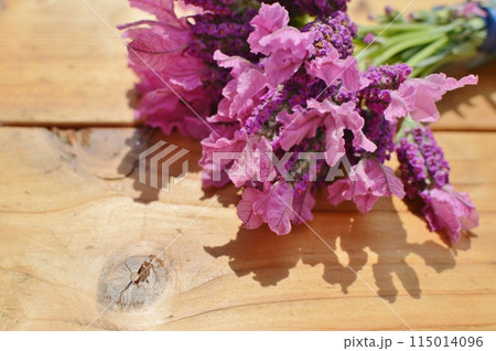 テーブルの上のフレンチラベンダーの花束   テーブルの上のフレンチラベンダーの花束   115014096