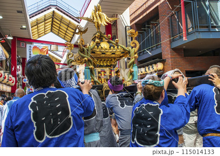 浅草　三社祭　お神輿の渡御　町内神輿連合渡御　ひさご通り商店街にて 115014133