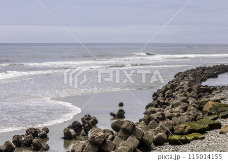 茨城県日立市　鮎川河口の海岸 115014155