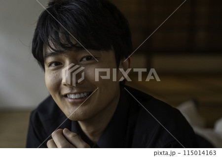 実家で寝そべる男性 115014163