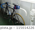 船内の手すりにハンドルをかけて止めているロードバイク 115014226