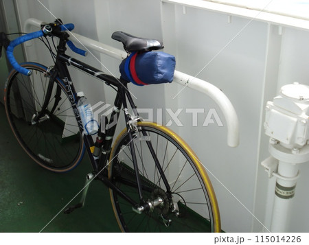 船内の手すりにハンドルをかけて止めているロードバイク 115014226