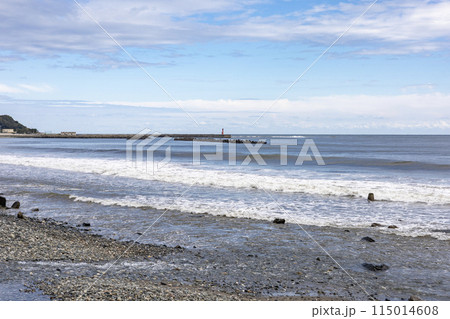 茨城県日立市　鮎川河口の海岸 115014608