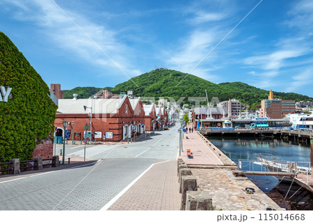 【北海道函館】赤レンガ倉庫群から望む函館山 【北海道函館】赤レンガ倉庫群から望む函館山 115014668
