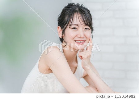 スキンケア・美肌・肌トラブル・エイジングケアイメージ・若いアジア人女性 115014982