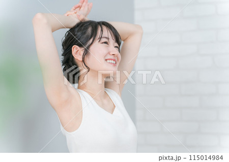 家でストレッチ・柔軟体操をするアジア人女性（脱毛・ヨガ） 115014984