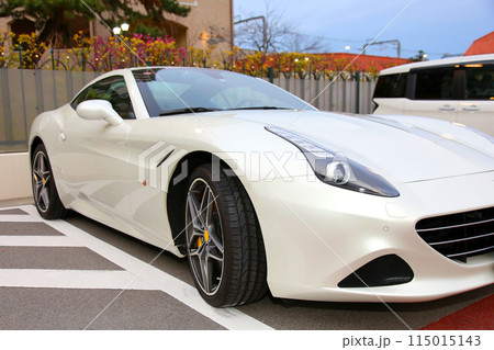 スーパーカー　フェラーリ　高級車　パールホワイト　白色　スポーツカー　宝塚　宝塚歌劇駐車場　 115015143