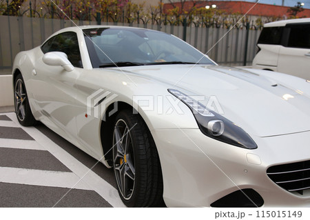 スーパーカー　フェラーリ　高級車　パールホワイト　白色　スポーツカー　宝塚　宝塚歌劇駐車場　 115015149