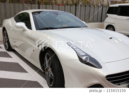 スーパーカー　フェラーリ　高級車　パールホワイト　白色　スポーツカー　宝塚　宝塚歌劇駐車場　 115015150