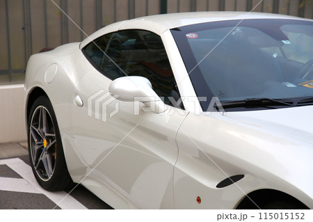 スーパーカー　フェラーリ　高級車　パールホワイト　白色　スポーツカー　宝塚　宝塚歌劇駐車場　 115015152