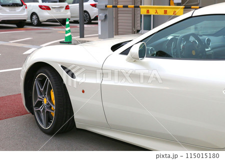 スーパーカー　フェラーリ　高級車　パールホワイト　白色　スポーツカー　宝塚　宝塚歌劇駐車場　 115015180