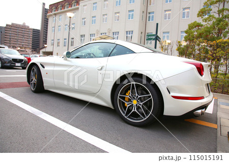 スーパーカー　フェラーリ　高級車　パールホワイト　白色　スポーツカー　宝塚　宝塚歌劇駐車場　 115015191