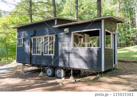 高級なキャンプ場に設置されたトレーラーハウス 115015381