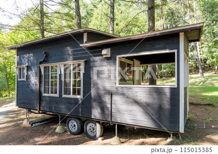 高級なキャンプ場に設置されたトレーラーハウス 115015385