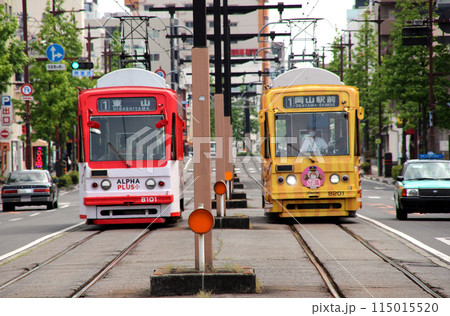 岡山市の路面電車岡電のすれ違い 115015520