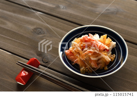 中華くらげとカニカマのピリ辛和え 115015741