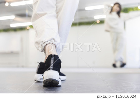 ダンススタジオの鏡の前で踊る若い女性足元 115016024
