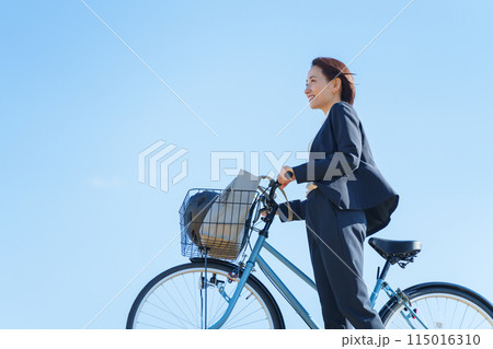 青空と自転車通勤するビジネスマン 115016310