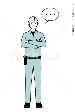 腕を組んで考えるヘルメットと作業着姿の男性 115018207