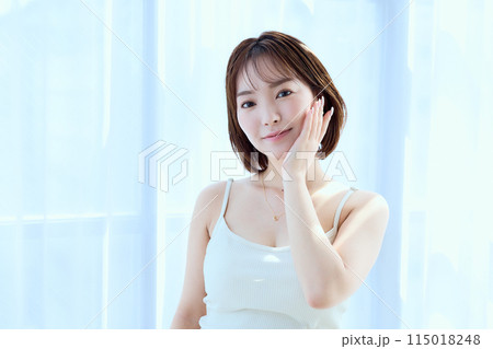 部屋の中でレースカーテン越しにくつろぐ女性 部屋の中でレースカーテン越しにくつろぐ女性 115018248