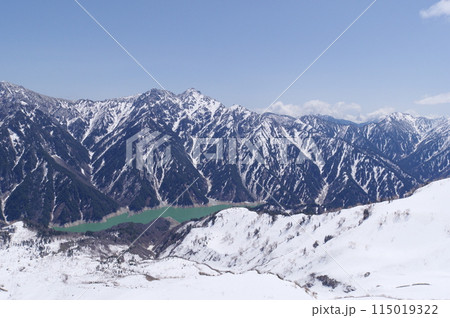 5月上旬の立山黒部アルペンルート　大観峰展望台からの黒部湖　後立山連峰の眺め 115019322