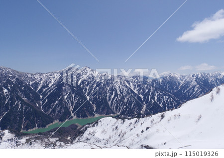 5月上旬の立山黒部アルペンルート 大観峰展望台からの黒部湖 後立山連峰の眺め 5月上旬の立山黒部アルペンルート 大観峰展望台からの黒部湖 後立山連峰の眺め 115019326