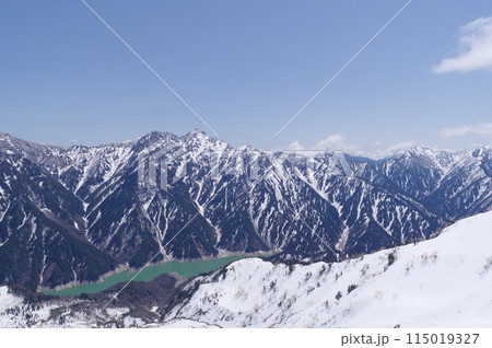 5月上旬の立山黒部アルペンルート 大観峰展望台からの黒部湖 後立山連峰の眺め 5月上旬の立山黒部アルペンルート 大観峰展望台からの黒部湖 後立山連峰の眺め 115019327