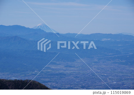長野県と群馬県を走る浅間連峰にある東篭の塔山(東篭の登山)から見る富士山方面の景色 長野県と群馬県を走る浅間連峰にある東篭の塔山(東篭の登山)から見る富士山方面の景色 115019869