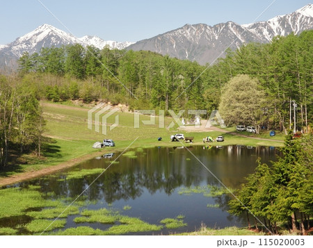 新緑の木々に囲まれた春の中山高原キャンプ場 115020003