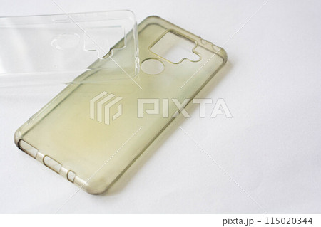 新しい綺麗なスマホケースと経年劣化して黄ばんだスマホケース 115020344