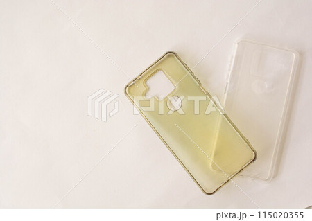 黄ばんだスマホカバーと綺麗な新品のスマホカバーとの比較 黄ばんだスマホカバーと綺麗な新品のスマホカバーとの比較 115020355