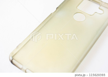 黄ばんだスマホカバーのクローズアップ 黄ばんだスマホカバーのクローズアップ 115020393