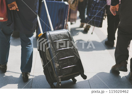 外国人観光客とスーツケース 115020462