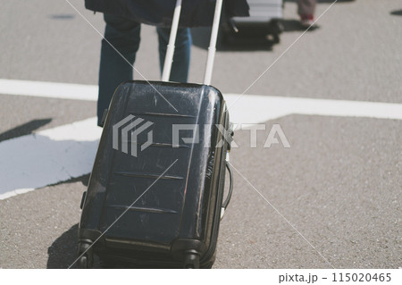 観光客とスーツケース 115020465