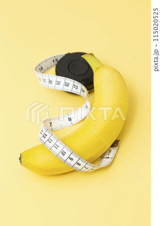 黄色背景にバナナと巻き尺 115020525