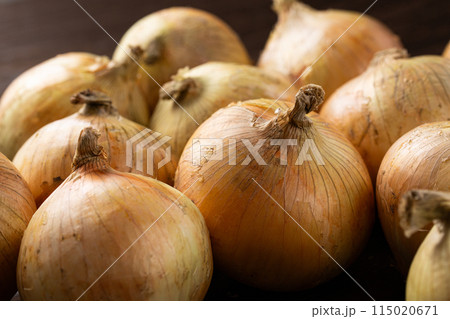 木のテーブルにのせた沢山のタマネギ 木のテーブルにのせた沢山のタマネギ 115020671
