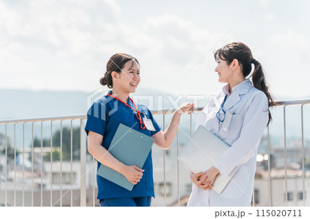 病院の屋上で休憩時間を過ごす医師・医者・看護師・医療従事者・技師 病院の屋上で休憩時間を過ごす医師・医者・看護師・医療従事者・技師 115020711