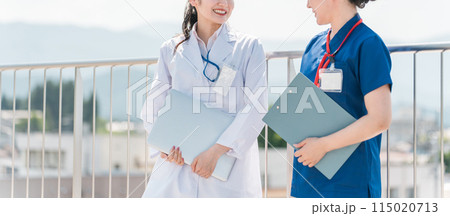 病院の屋上で休憩時間を過ごす医師・医者・看護師・医療従事者・技師 115020713