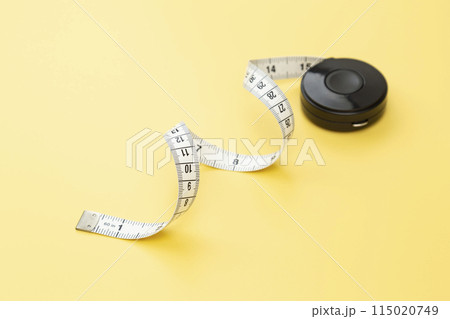 黄色背景に巻き尺 黄色背景に巻き尺 115020749