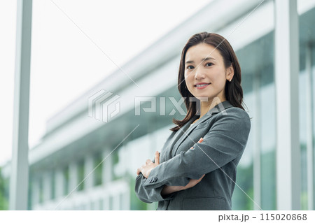 腕を組む女性 ビジネス 腕を組む女性 ビジネス 115020868