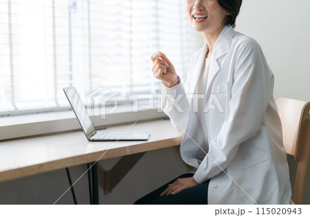 診察をする白衣の女性 115020943
