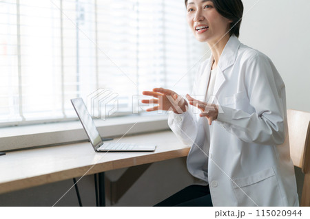 診察をする白衣の女性 115020944