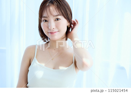 部屋の中でレースカーテン越しにくつろぐ女性 部屋の中でレースカーテン越しにくつろぐ女性 115021454