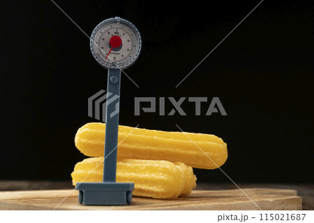 体重計　ヘルスメーター チョコソースを掛ける 115021687