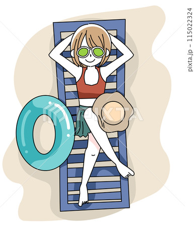 浜辺でビーチチェアに寝転ぶ女の子 浜辺でビーチチェアに寝転ぶ女の子 115022324