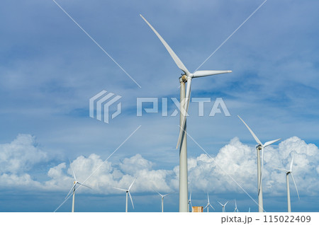 風力発電機と青空と白い雲　クローズアップ 115022409