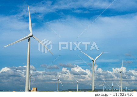 風力発電機と青空と白い雲 クローズアップ 風力発電機と青空と白い雲 クローズアップ 115022410