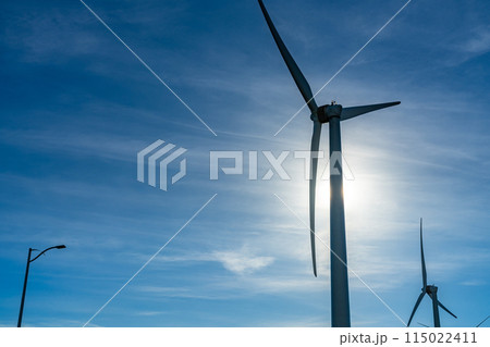 風力発電機と青空と白い雲　クローズアップ 115022411